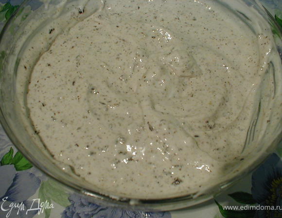 Прокрутить через мясорубку или блендер орехи и изюм.

Взбить белки с сахаром и смешать с орехами и изюмом.