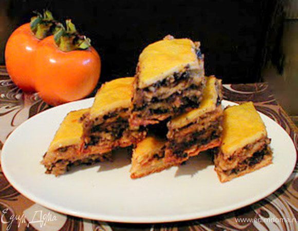 Через 5 минут вынимаем из духовки ароматную пахлаву и тут же нарезаем по прорезям до конца. 


Вы увидите, как сбегаются на аромат свежей выпечки домочадцы, чтобы с пылу с жару съесть пару другую лакомых кусочков пахлавы и попить всем вместе чаю. Убеждаю, все скажут, что Ваша пахлава достойна похвалы. Приятного аппетита!

 