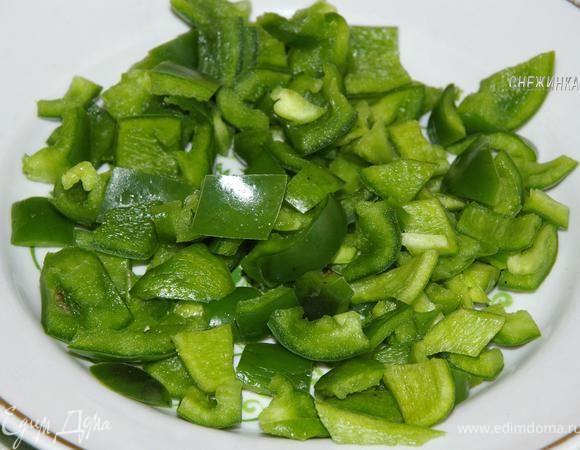Перец сладкий нарезаем кубиками.
