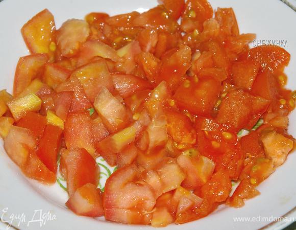 Помидор измельчаем кубиками.