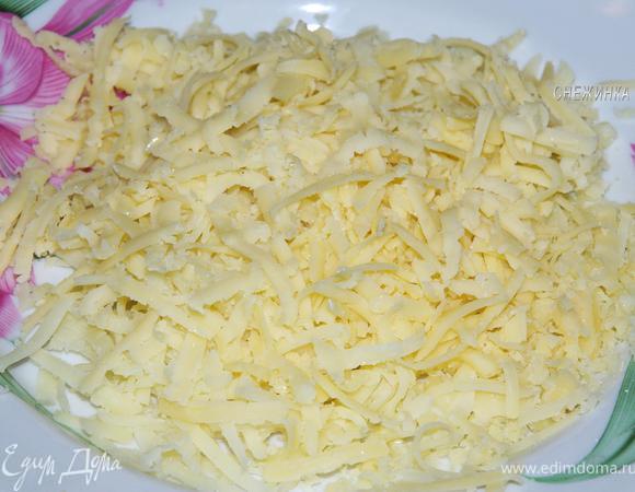 Сыр натираем на терке.