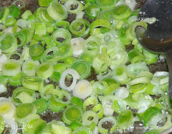 В сковороду наливаем немного растительного масла, добавляем 1 ст. л. сливочного, разогреваем. Кладем лук и обжариваем пару минут.