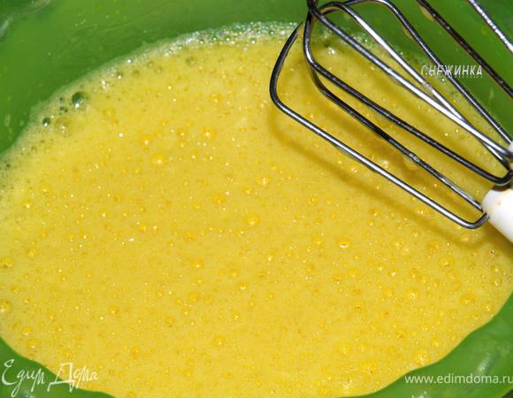 В это время готовим заливку. Яйца разбиваем в миску, взбиваем миксером пару минут до увеличения.