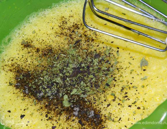 Добавляем к яйцам соль, перец, базилик. Молоко кладем из расчета 3 ст.л. на 1 яйцо, следовательно, 15 ст.л. Услышала такие пропорции когда-то давно от одного повара, и мне они  запали в голову)). Снова взбиваем.