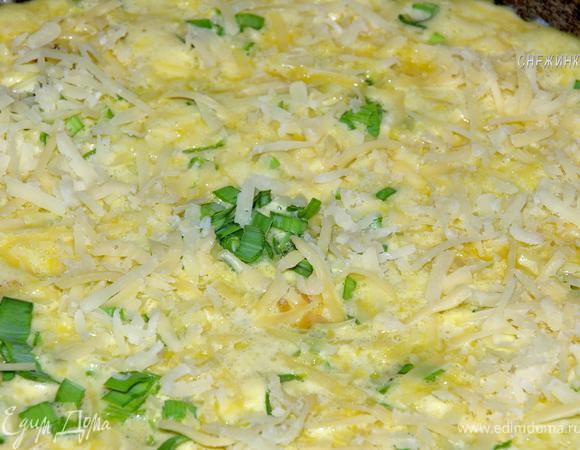 Теперь распределяем равномерно содержимое сковороды, чтобы во всех местах были все продукты) Выливаем неторопливо нашу заливку по всей поверхности. Сверху посыпаем зеленым луком. Затем посыпаем тертым сыром. 