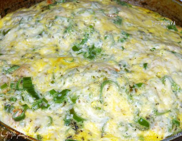 Когда омлет готов, он увеличится в объеме и получается воздушный и пышный, а сверху сырная корочка, ммммммм)).