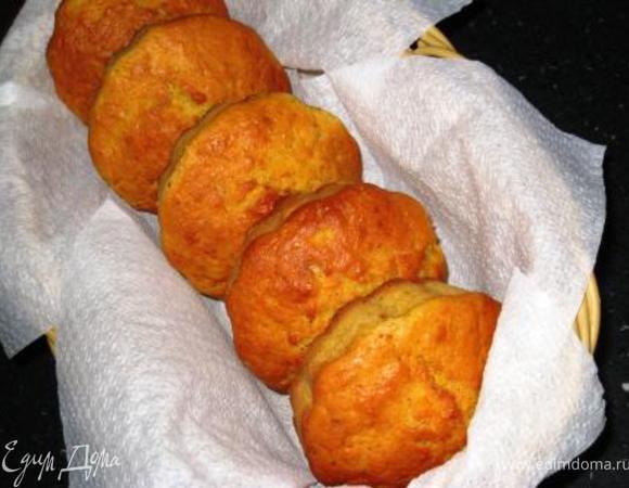 Собственно говоря, уже вкусно. Но дальше я сделала так. Часть еще горячими в формочках потыкала вилочкой и полила апельсиновым соком. 