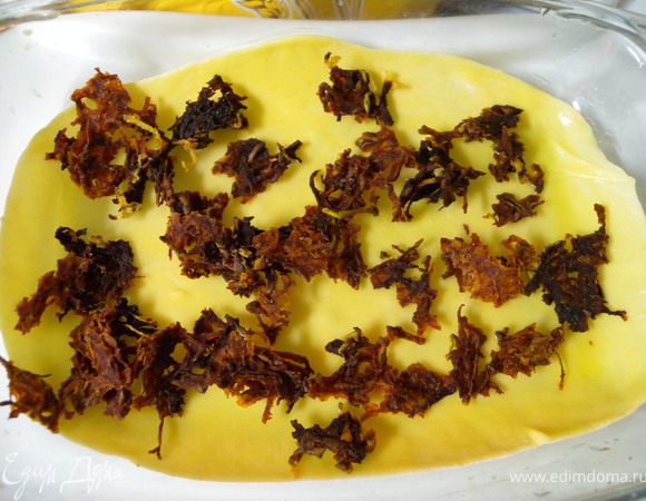 НАЧИНКУ ВИЗУАЛЬНО ПОДЕЛИТЬ НА ТРИ. ТАК КАК У НАС БУДЕТ ТРИ СЛОЯ.  Выложить немного сушеной груши. Груша была потерта на терку и высушена в электросушке.  