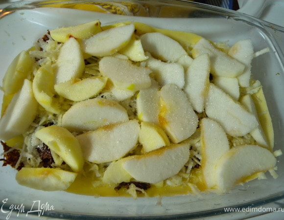 Яблоки. Посыпаем совсем немножко сахаром и корицей. 