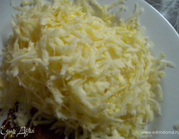 Тертый на свекольной терке сельдерей. 