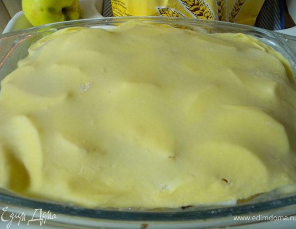 Накрыть вторым пластом теста. Края не защипывать и не заворачивать. и так три слоя теста и три слоя начинки. В конце накрыть тестом и смазать маслом. 