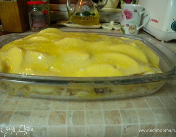 Масло так стараемся распределить, чтобы равномерно густо ушло на каждый слой. 