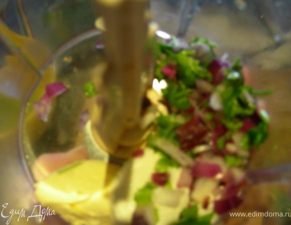 В блендере смешиваем масло, сметану, лук, кинзу, чили.
