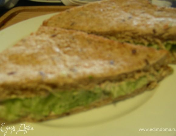 Разрезаем по диагонали, выкладываем на тарелки и подаем. Приятного аппетита)