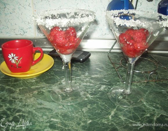 Полбокала мартини
пол шампанского
ванилин 1 ложечка и клубничка