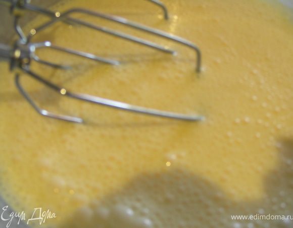 Разогреваем духовку до 220гр (смотрите по мощности своей). Взбиваем яйца, добавляем к ним сливки и еще немного взбиваем. 
