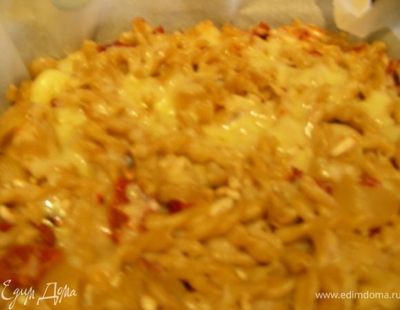 Смешиваем макароны, яично-сливочную смесь, томаты, кедровые орешки и сыр (можно его сразу весь добавить, а мне нравится немного оставить, чтобы в конце присыпать сверху). Перекладываем в смазанную форму для запекания и ставим в духовку минут на 30. (у меня она готовилась только 15 минут, потом надо было ее срочно подавать голодному мужу, за это время она успела приготовиться, однако думаю, что за 30 минут она бы покрылась приятной корочкой). Еще в процессе приготовления я ее немного полила молоком, так как она очень быстро все впитала (думаю, можно добавлять немного молокоа или сливок, если почувствуете, что она сильно сохнет).