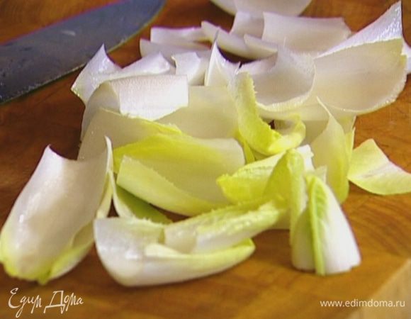 Цикорий разрезать на три части и разобрать на листья.