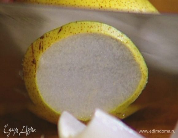 Грушу нарезать очень тонкими кружками.