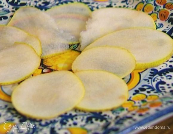 Слегка сбрызнуть цикорий и грушу лимонным соком.