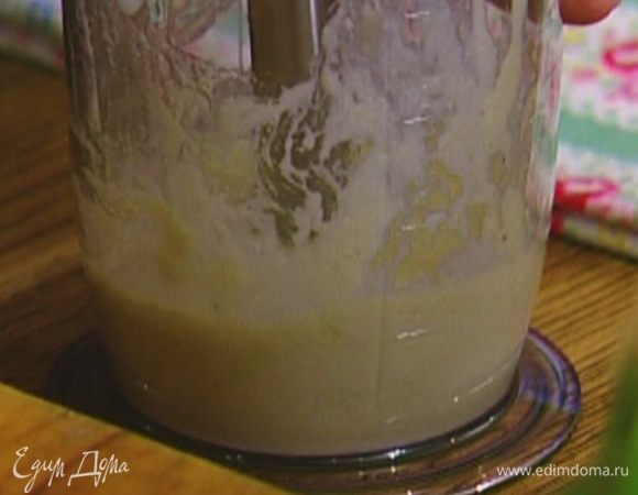 Приготовить заправку: поломать 100 г голубого сыра, влить оставшийся лимонный сок, оливковое масло и взбить погружным блендером, затем добавить 1 ст. ложку теплой кипяченой воды и взбить еще немного. Поперчить и перемешать.