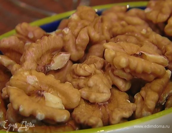 Грецкие орехи слегка измельчить руками.