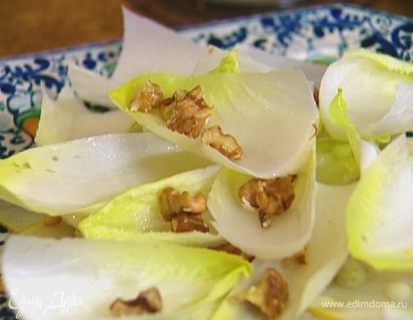 На груши выложить листья цикория и посыпать орехами.