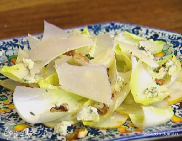 Сверху покрошить руками оставшийся голубой сыр, полить заправкой, посыпать листьями тимьяна и пармезаном.