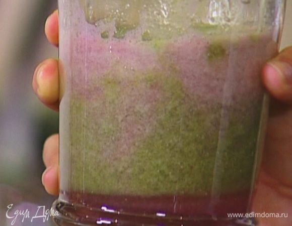 Выжать сок из груши, винограда, сельдерея и салата.