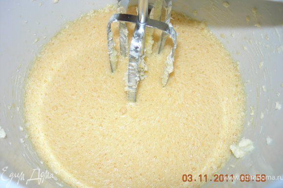 Сливочное масло комнатной температуры растереть с сахаром, добавить соль, яйца.