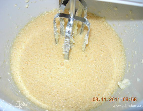 Сливочное масло комнатной температуры растереть с сахаром, добавить соль, яйца.