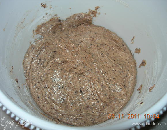 Муку смешать с разрыхлителем и добавить в яично-шоколадную массу, долго вымешивать не нужно, просто превратить все в однородную массу