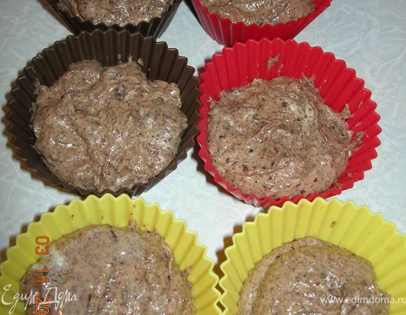 тесто разложить по формам, четко наполовину формочки, т.к. оно очень хорошо поднимается в процессе выпечки 