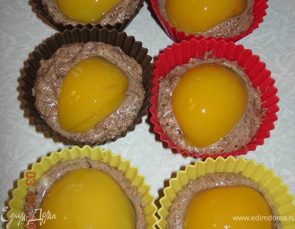 в каждую формочку слегка вдавить половинки персиков