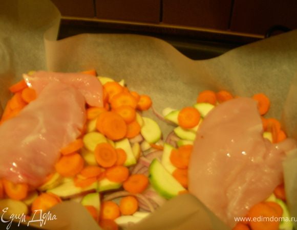 Выкладываем на них курочку.