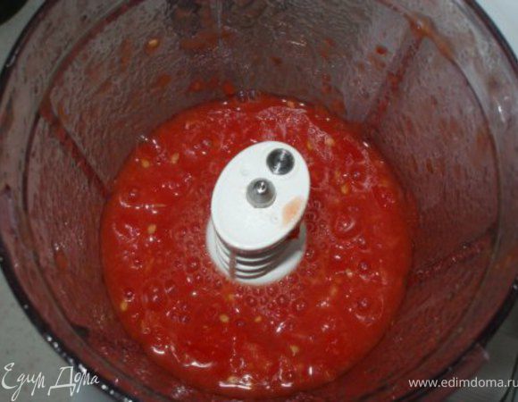 Я по возможности беру не томатную пасту, а свежие помидоры, - измельчаю их в блендере. 