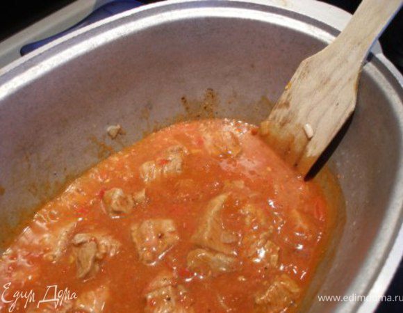 Говядину с луком и томатную пасту выложить в кастрюлю (гусятницу), посолить, поперчить и тушить на протяжении 1 часа.