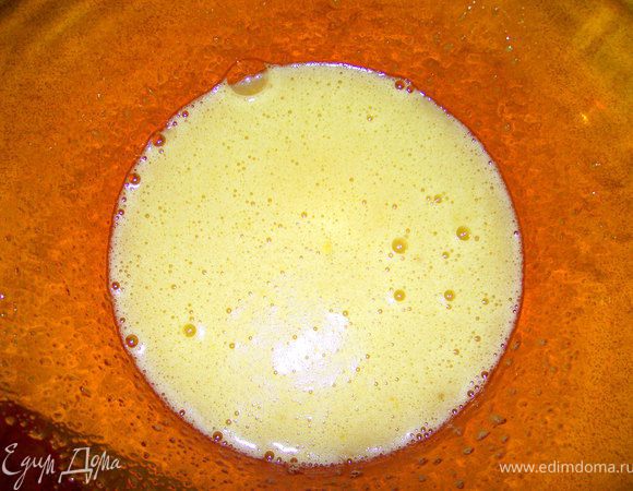 Яйца взбить с сахаром.