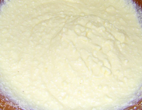 Творог просеять через сито, добавить к яйцам. Тщательно вымешать до однородности.