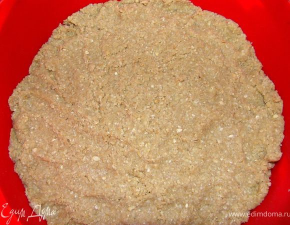 Форму застелить пергаментом. Тесто распределить по форме.