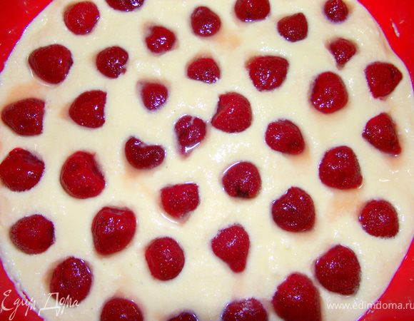 На творожную начинку выложить ягоды.