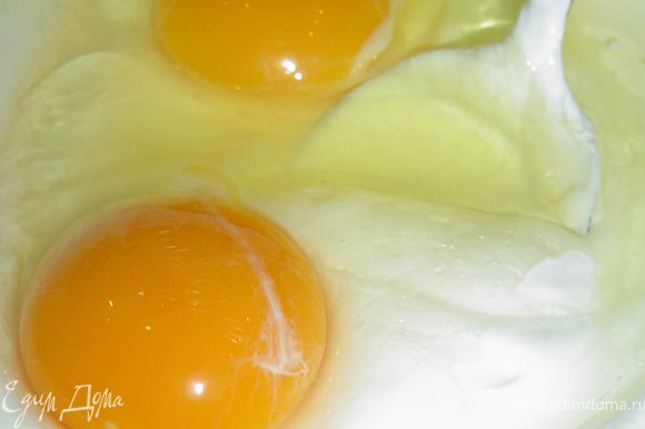 В отдельной посуде смешиваем яйца, сметану и растительное масло, перемешиваем до однородной массы и соединяем с остальными ингредиентами.