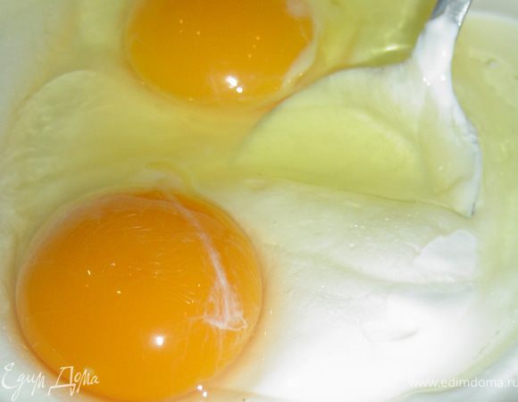 В отдельной посуде смешиваем яйца, сметану и растительное масло, перемешиваем до однородной массы и соединяем с остальными ингредиентами.