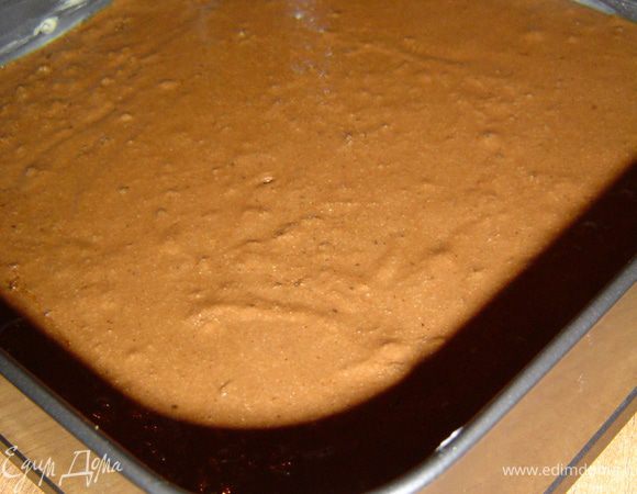 Форму выстилаем пищевой бумагой, края смазываем маслом и выливаем тесто. Выпекаем при температуре 180 гр. 40 минут.