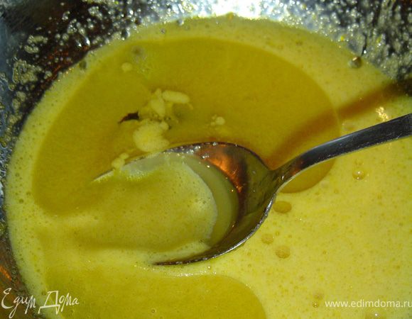 Пока выпекается корж готовим маковые рулеты, для этого яйца растираем с сахаром, творогом и растительным маслом,