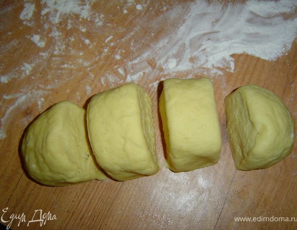 делим его на четыре равные части, накрываем и даем отдохнуть, пока мы будем готовить маковую начинку.