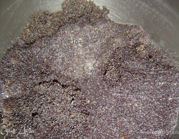 С помощью кофемолки перемолоть мак, залить его 100 мл горячей воды и пропариваем на медленном огне до исчезновения воды, добавляем сахар и растираем.