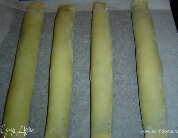 и сворачиваем в рулеты (они должны быть по размеру формы), которые выпекаем при 180 гр. 25 минут.