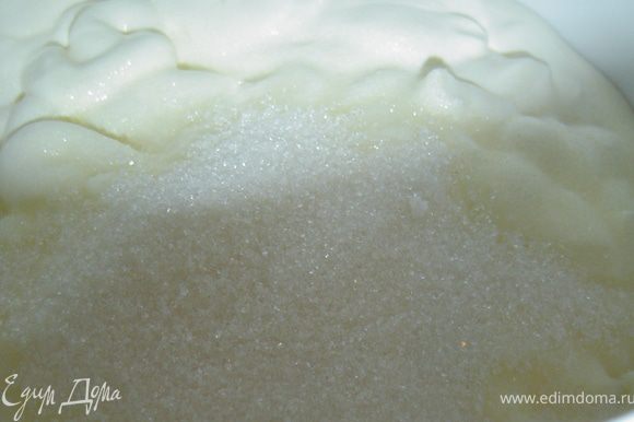 В горячем молоке растворяем желатин, йогурт взбиваем с сахаром и творогом до однородной массы, а затем добавляем охлажденный желатин, перемешиваем.