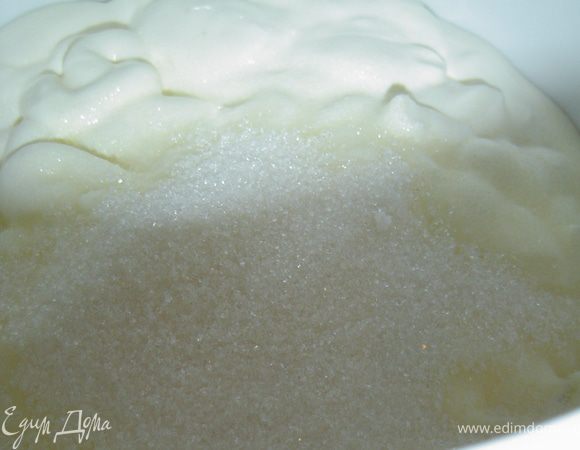 В горячем молоке растворяем желатин, йогурт взбиваем с сахаром и творогом до однородной массы, а затем добавляем охлажденный желатин, перемешиваем.